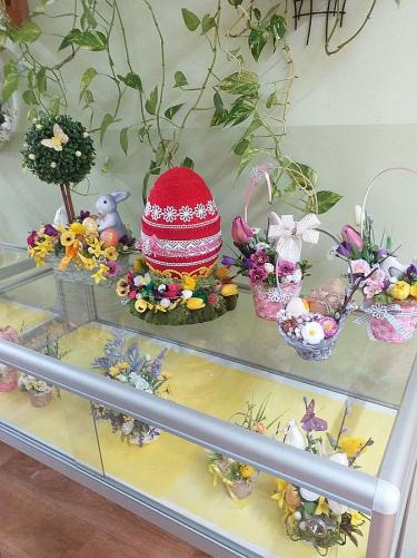  Stroiki wykonane ze sztucznych kwiatów i umieszczone w wiklinowych koszykach